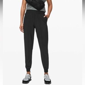 NWT lululemon wanderer jogger black